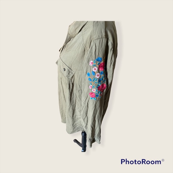 Torrid button down - Picture 3 of 8